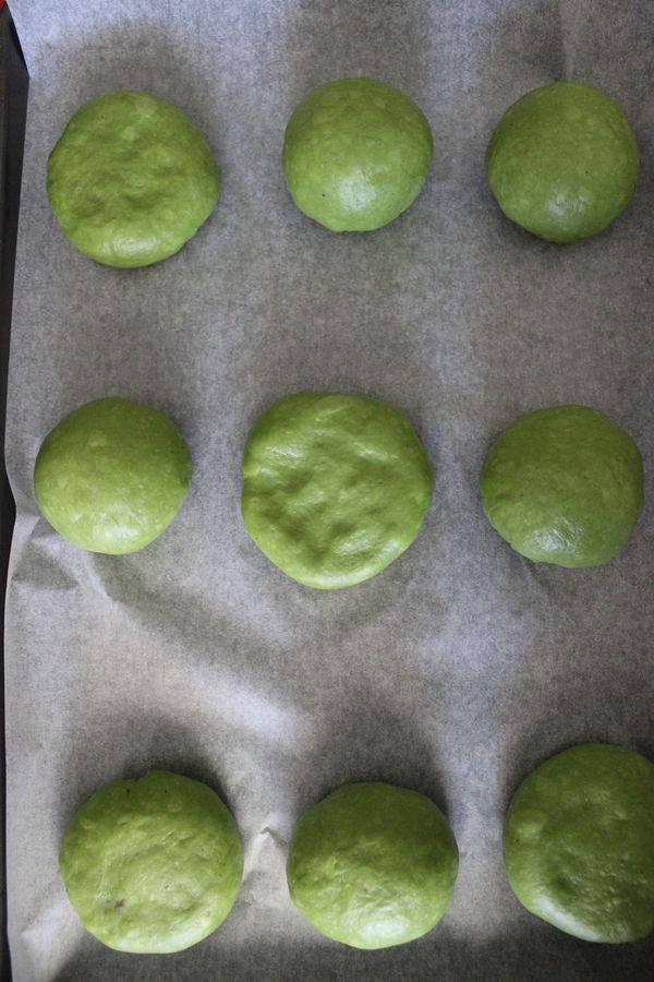 完成了九個麵團~單純包紅豆餡的麵包等會兒要做小花狀~所以先將它壓扁些~33度發酵約45-50分鐘兩倍大