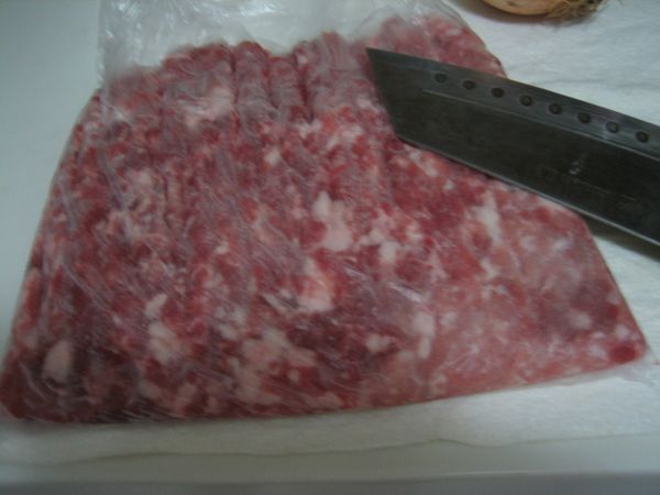 絞肉先用刀背輕拍斷筋備用