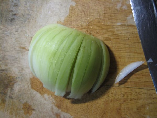 洋蔥切半，畫刀（留莖那一邊不要切斷才不會散掉）再轉九十度切很快就有蔥末了！再把大塊的稍為剁一下！