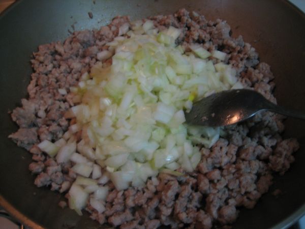 均中大火放入洋蔥，炒至透微黃撥至鍋邊！放入絞肉炒至無血色！