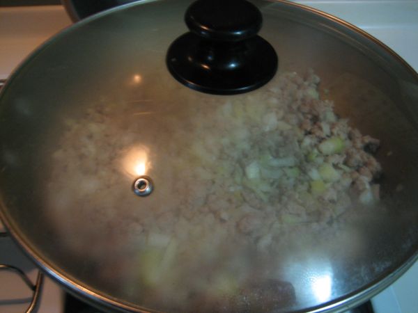 拌勻加酒蓋蓋悶煮！鍋蓋水氣變大顆再拌一次！