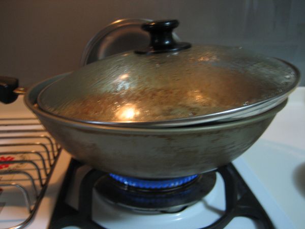 加水淹過肉拌一拌！均小火，斜蓋蓋燉煮半小時！
（喜歡辣的可以這時丟根去頭尾的小辣椒進去！）