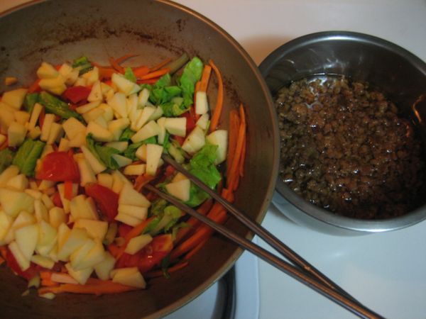 做好的肉燥取容器裝，放涼放冰箱！（要用的容器可一開始就洗擦乾好放在瓦斯爐旁邊燉煮時順便烘乾殺菌）
鍋內殘留油可用來炒菜！才不會浪費！（最近愛用蘋果入菜口感像篳萁）