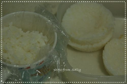 放入白飯,蓋上保鮮膜,用力壓一壓,
利用白飯具有黏性,,施些力量,
成型,,不易掉飯,
但也不要過力壓到,,變麻薯啦