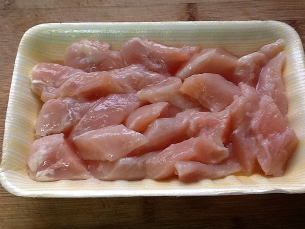 2.雞里肌肉切塊狀(一口大小)。