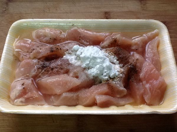 3.雞里肌肉先以[醃料]醃漬約10分鐘。