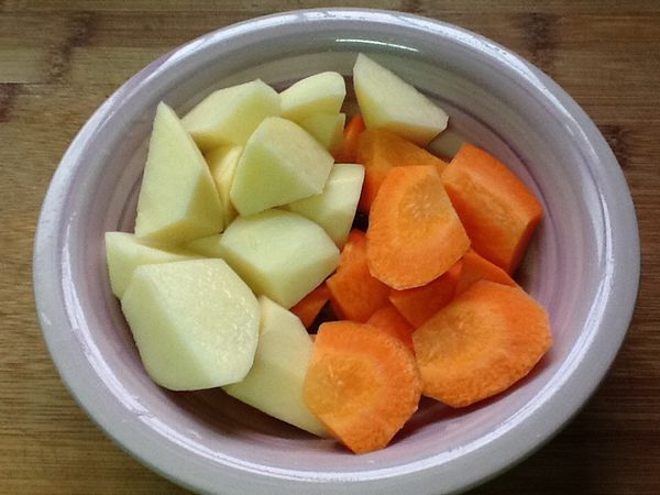 4.馬鈴薯與紅蘿蔔切滾刀塊狀。