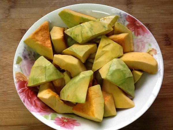 5.南瓜切滾刀塊狀。