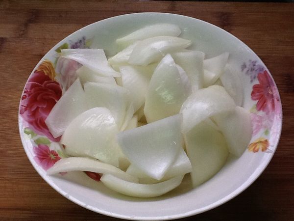 6.洋蔥切塊狀。