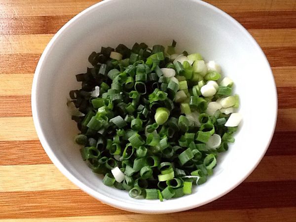 7.蔥切段或切蔥花。