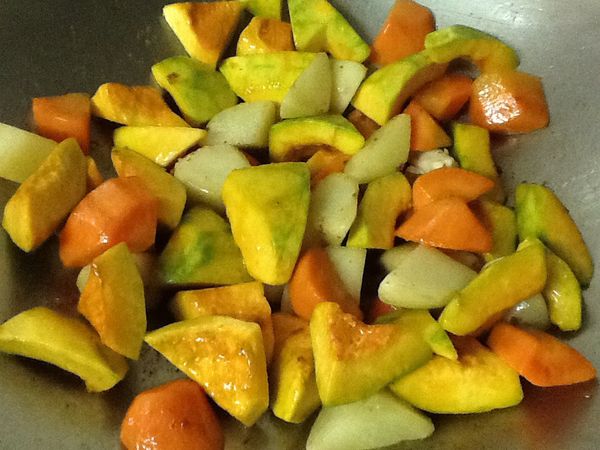 9.放入紅蘿蔔、南瓜與馬鈴薯翻炒約1-2分鐘。