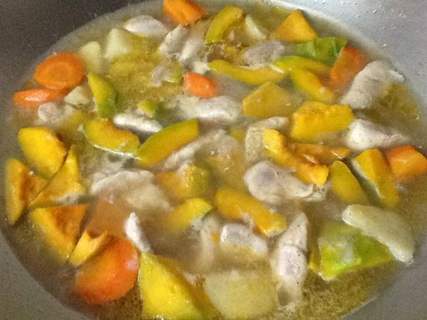 10.下水淹過所有食材，煮滾，放入醃漬好的雞塊(一塊一塊放入)。