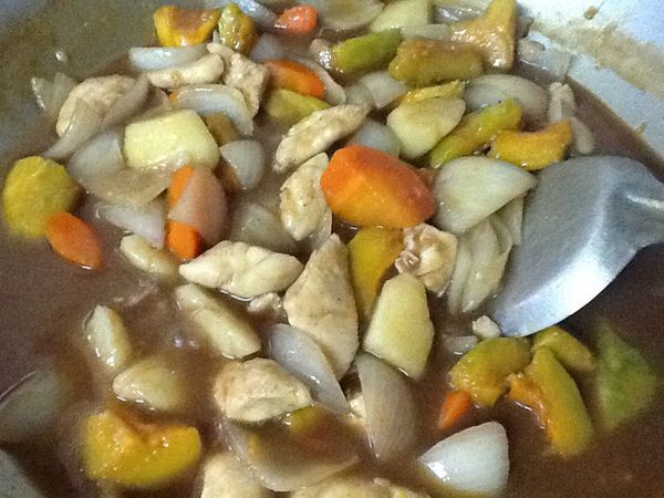 11. 再放入洋蔥，煮至雞肉熟成，馬鈴薯、南瓜鬆軟，約10分鐘。再加入咖哩塊拌勻，此時可試味道，依個人口味再加入一塊咖哩或以少鹽或醬油調味，若濃稠度不足，可以少許太白粉(玉米粉)勾芡，反之，則加適量的水）