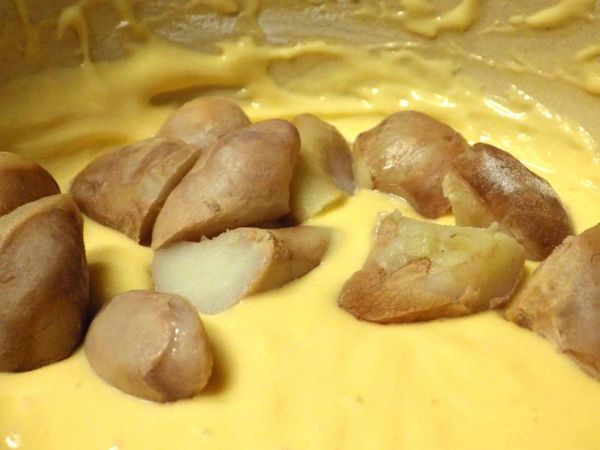 菱角切成對半備用.....
把所有的材料攪拌成濃稠狀的麵糊後再加入菱角油炸即可