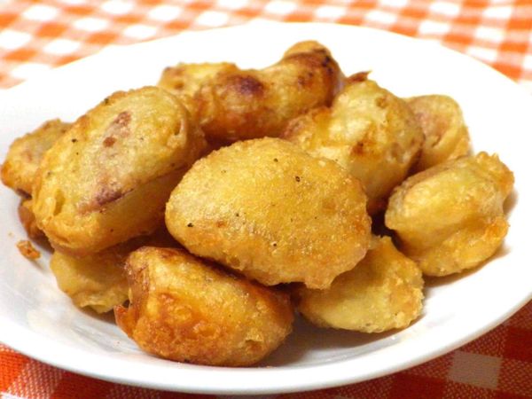 炸好的菱角酥，非常得酥脆