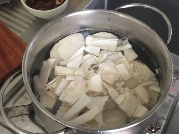 冷鍋冷水加切好的筍片、麻油炸鍋的薑片
加蓋鍋蓋悶煮沸騰轉小火約20分鐘