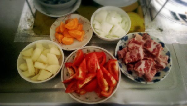 洋蔥、紅蘿蔔、馬鈴薯去皮切塊，
牛蕃茄去蒂頭切塊，牛肉切塊備用