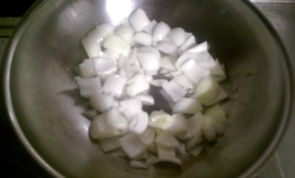 首先，先熱鍋將奶油融化，再放入洋蔥，炒至洋蔥呈現半透明狀