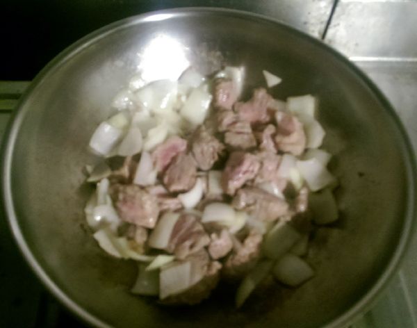 接著放入牛肉，炒至牛肉表面稍微上色即可