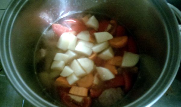 接著放入蕃茄、紅蘿蔔、馬鈴薯