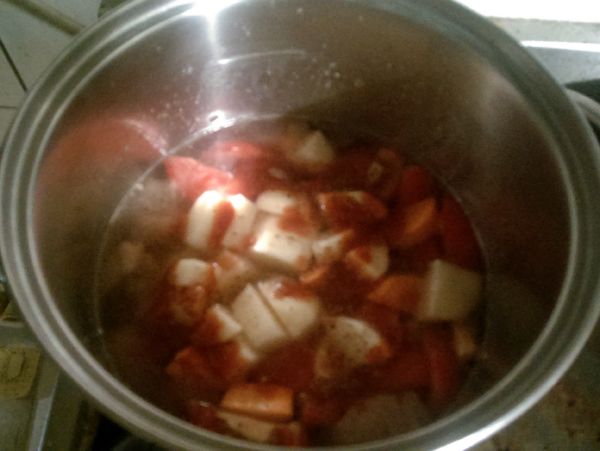 下1/2茶匙鹽、適量黑胡椒粉，
倒入1罐番茄汁，稍微攪拌一下，
蓋上蓋子，小火熬煮約1小時即可