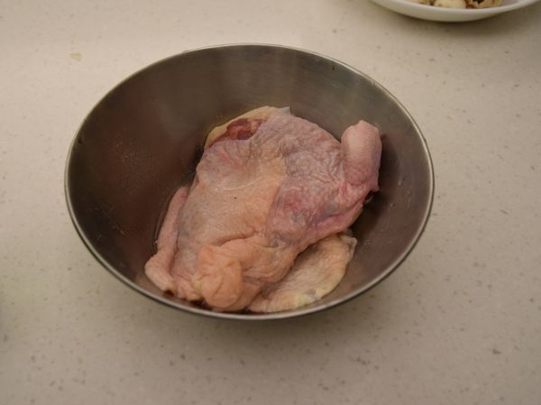 將雞腿排兩面抹上少許鹽，胡椒，加入2大匙雪莉酒醃約10分鐘。