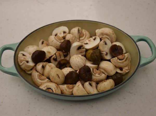 將蘑菇及栗子舖在烤盤上備用。
