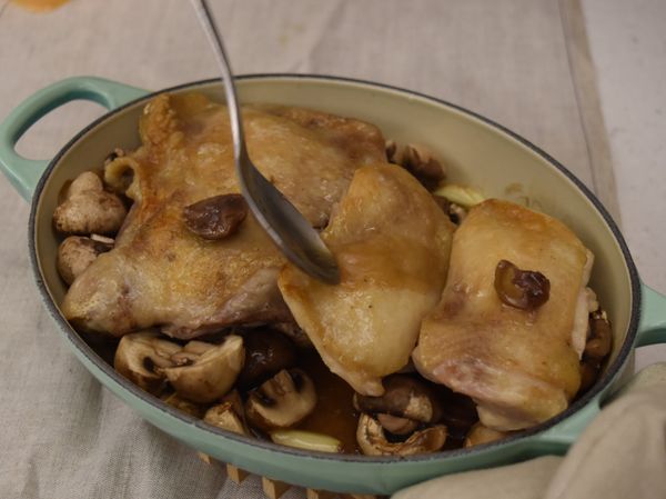 20分鐘後，將烤盤拿出來，這時烤盤底下會出現一些油汁，把它舀起來淋到雞腿排表面，這個步驟可以令烤完的雞皮更酥脆。