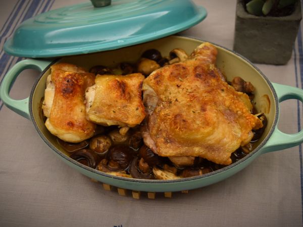 將蓋子或鋁箔紙拿掉，再烤約10分鐘，直到表皮金黃焦脆，栗香蘑菇烤雞就完成了！