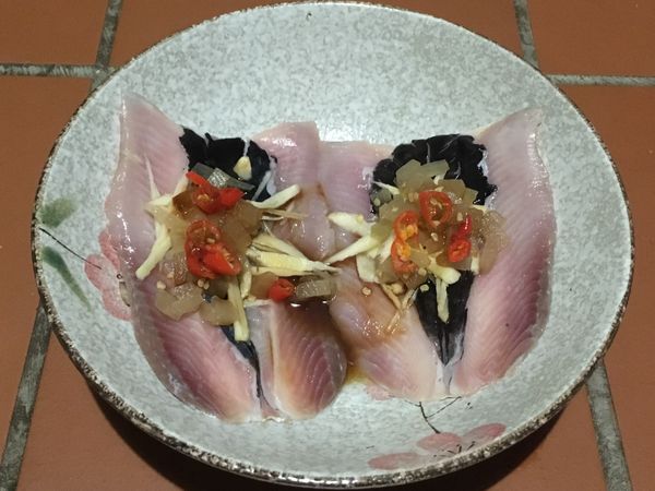 虱目魚肚洗淨拭乾水份，兩面抹上鹽巴，盤底舖上薑片，魚肚朝上放入其餘材料，置於電鍋中，外鍋一杯水蒸至開關跳起即可取出。