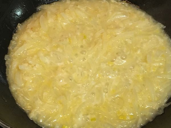 食用油+奶油+洋蔥絲+蒜末炒香
冷油下去炒香
蒜末和洋蔥細絲

材料只能炒軟，
不要炒焦不要炒酥

適時加少許水降溫
直到洋蔥絲變成透明