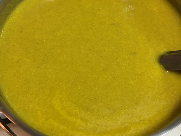 果汁機裡頭打成泥的秀珍菇南瓜泥
倒入炒鍋和炒好的洋蔥絲拌勻

加水300cc煮滾
加入鹽（黑胡椒少許）