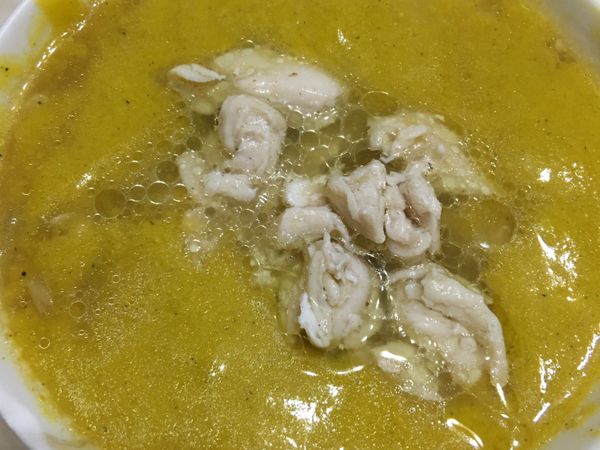 雞胸肉 切薄片
用槌肉棒拍鬆
切成小丁

醃肉醬汁：鹽、、白胡椒粉、水 、雞粉、太白粉
酌量⋯⋯

加油5cc+水100cc+一小匙鹽

用油鹽水⋯水煮雞胸肉
8分熟
（放半小時⋯讓肉泡在水裏稍微涼⋯再抓一抓讓雞肉吸入水分）