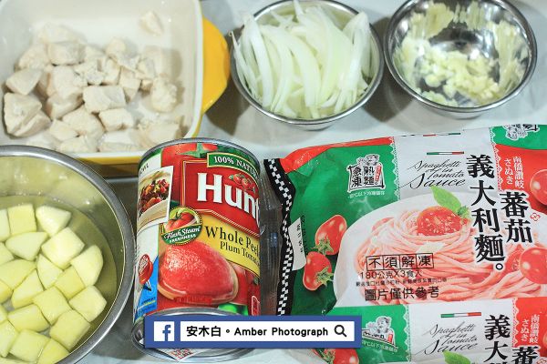 準備食材。雞胸肉，切成雞丁，放入醃料中醃5分鐘，汆燙後瀝乾備用。洋蔥，切成絲。蒜頭，切成末。蘋果，去皮切成丁，泡鹽水備用