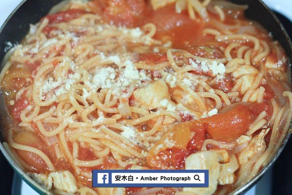 依個人喜好，灑上適量起司粉拌勻即可起鍋。