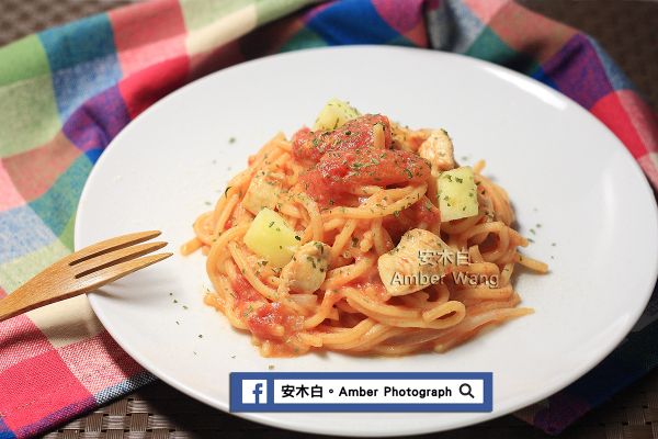 盛盤時，再灑上適量起司粉、洋香菜葉和蘋果丁，好吃的蘋果雞丁蕃茄義大利麵，就完成了。
