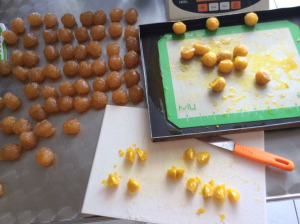 市售的鳳梨餡加入起司粉揉勻後分成60等份，鹹蛋黃每個切成4份。起司粉可以免除，若不喜歡的話。