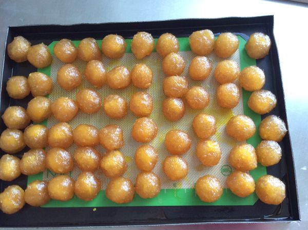 1/4的鹹蛋黃包入鳯梨餡中。