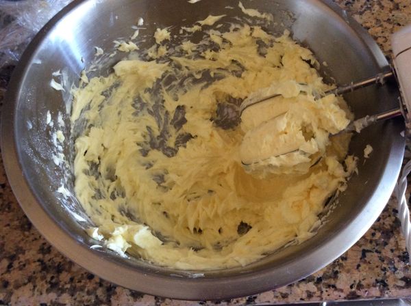 奶油、糖粉、打至蓬鬆，加入奶粉，分次加入一個全蛋及一個蛋黃打勻。