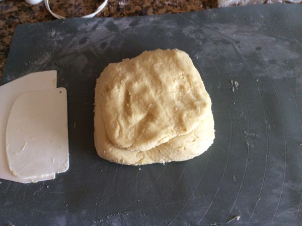 低粉過篩，放上打發的奶油，按壓成為麵團，包好冷藏鬆弛30分鐘。