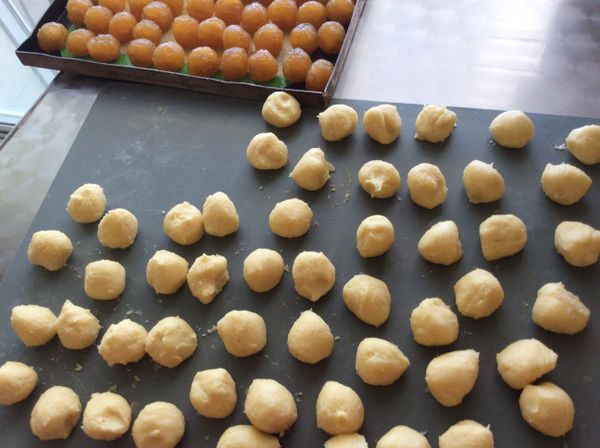 取出冷藏的麵團秤出總重量後分成60份。