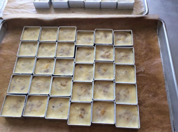 按平表面，成為方形。