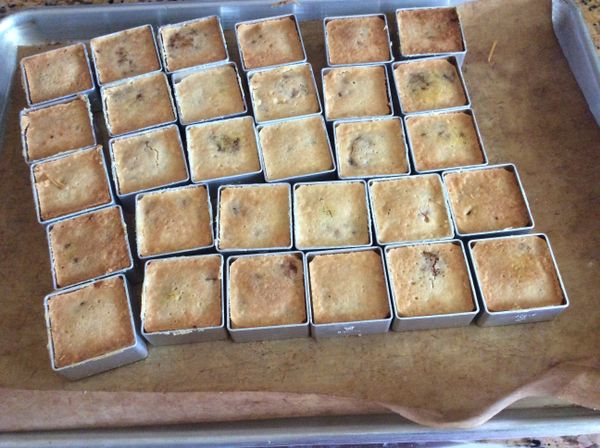 375°F烤15分鐘後翻面，翻面時拿另一個烤盤蓋在上面，整盤翻過來，不用一個個的翻。翻面後再烤10分鐘，或至表面上色。冷卻後脫模。