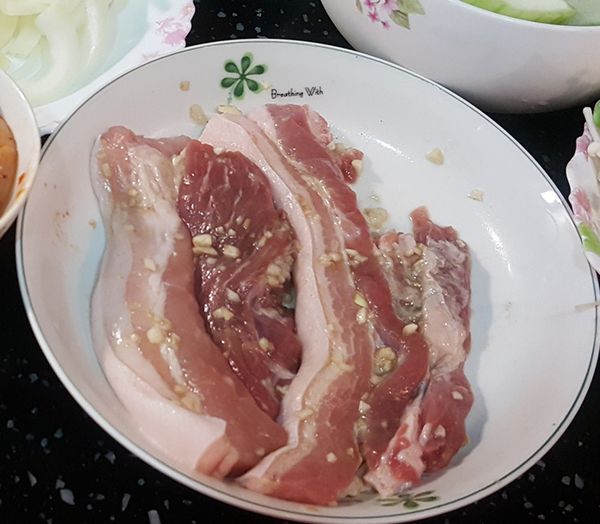 五花肉兩條約300g,沖水洗淨擦乾，倒入一大匙米酒，蒜末，一小匙鹽，白楜椒粉少許，醃至入味（約15-20分）