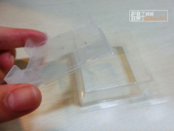 用簡單把芙蓉豆腐的模具底部剪開。