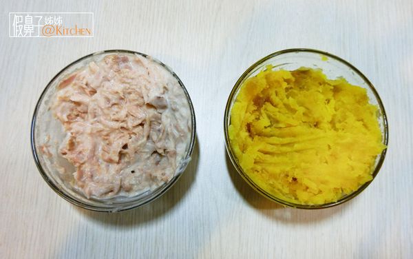 將熟地瓜壓成泥、鮪魚罐頭加入美乃滋調成泥狀。
(地瓜可以買便利商店現成的熟地瓜)