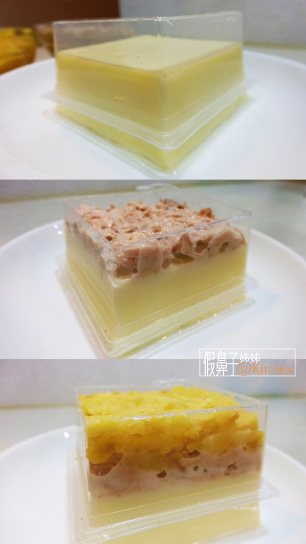 把底部剪開的模具倒扣回芙蓉豆腐上，然後將鮪魚沙拉和地瓜泥輕輕抹上去。