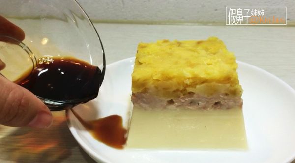 醬油以1:1加水調成醬汁，倒入盤中。