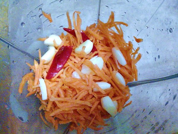 胡蘿蔔刨細絲、大蒜去皮、紅辣椒去籽，一併放入果汁機打成泥狀。