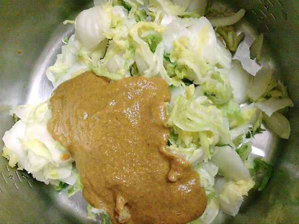 將作法1瀝乾水分的大白菜和作法3的泡菜醬汁混合攪拌。